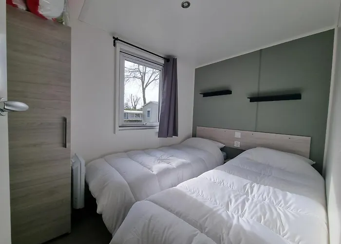 Mobil 2 **** Camping *